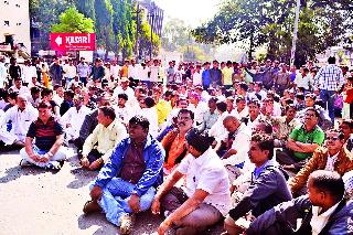 Stop the protest movement against the robbery | लुटीच्या निषेधार्थ रास्ता रोको आंदोलन Stop the protest movement against the robbery | लुटीच्या निषेधार्थ रास्ता रोको आंदोलन