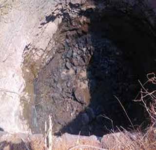 Dangers, damaged sidewalk works are stuck! | खचलेल्या, बुजलेल्या विहिर दुरुस्तीची कामे अडकली मंजुरीत!