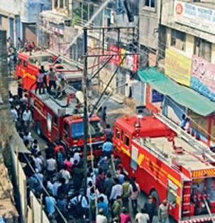 A fierce fire in the clothing store | कपड्याच्या दुकानाला भीषण आग A fierce fire in the clothing store | कपड्याच्या दुकानाला भीषण आग