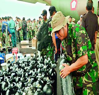 A body covered with a jet jacket in the plane | विमानातील एक मृतदेह लाईफ जॅकेट घातलेला