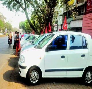 Unauthorized parking of car sellers in Chembur | चेंबूरमधील कार विक्रेत्यांचे अनधिकृत पार्किंग