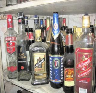 Now the liquor shops in Maharashtra? | महाराष्ट्रातही आता दारू दुकानांचे लिलाव?