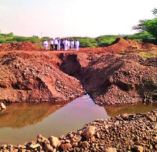 Bhima river basin mafiani poklaye | भीमा नदीपात्र माफियांनी पोखरले