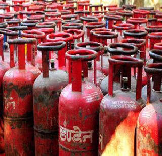 Customer's gas cylinders subsidy | ग्राहकांची गॅस सिलिंडर सबसिडीसाठी फरफट