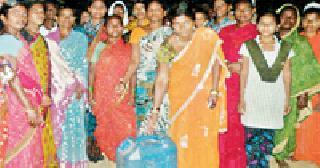 Women's ammunition forage | महिलांची दारूविक्री अड्ड्यावर धाड Women's ammunition forage | महिलांची दारूविक्री अड्ड्यावर धाड