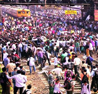 An explosion of angry passengers! | दिव्यात संतप्त प्रवाशांचा स्फोट!