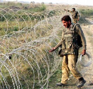 Women killed in Pakistani army firing, 1,000 migration of Indians | पाकिस्तानी सैन्याच्या गोळीबारात महिला ठार, १००० भारतीयांचे स्थलांतर