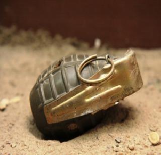 30 bombs found in well in Bihar | बिहारमध्ये विहिरीत आढळले ३० बॉम्ब 30 bombs found in well in Bihar | बिहारमध्ये विहिरीत आढळले ३० बॉम्ब