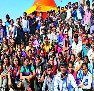 Students made Kalsubai summit head | विद्यार्थ्यांनी केले कळसूबाई शिखर सर Students made Kalsubai summit head | विद्यार्थ्यांनी केले कळसूबाई शिखर सर