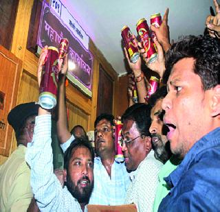 Riot outside mayor outside Dahan | महापौर दालनाबाहेर दंगा Riot outside mayor outside Dahan | महापौर दालनाबाहेर दंगा