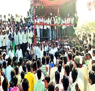 Police threw stones at the Thapling Yatra | थापलिंग यात्रेत पोलिसांवर दगडफेक Police threw stones at the Thapling Yatra | थापलिंग यात्रेत पोलिसांवर दगडफेक