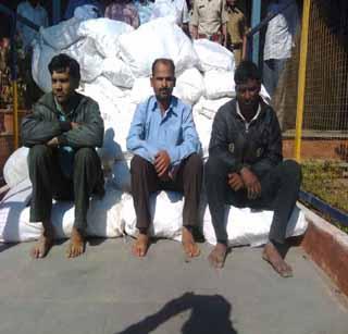 Chakhli, Mehkrata seized gutkha 11 lakhs | चिखली, मेहकरात ११ लाखांचा गुटखा जप्त