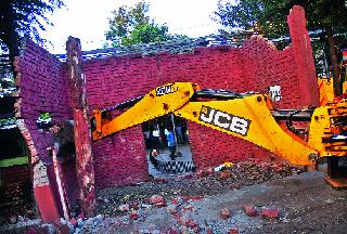 The hotels were also run by the JCB and the encroached construction was removed | हॉटेल्सवरही जेसीबी चालविण्यात येऊन अतिक्रमित बांधकाम हटविण्यात आले