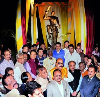 'Release of newspaper vendor bundle sculpture' | ‘वृत्तपत्र विक्रेता बंधंूच्या शिल्पाकृतीचे’ लोकार्पण