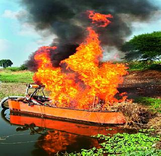 60 boats burned! | ६0 बोटी जाळल्या! 60 boats burned! | ६0 बोटी जाळल्या!