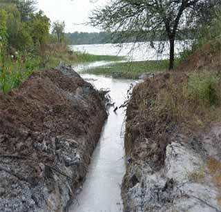 Water from dam dam in Ashimashri, in river | राखमिश्रीत दूषित पाणी धरणातून नदीत Water from dam dam in Ashimashri, in river | राखमिश्रीत दूषित पाणी धरणातून नदीत
