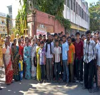 Civilians face Akola Municipal Corporation | नागरिकांची अकोला महापालिकेवर धडक Civilians face Akola Municipal Corporation | नागरिकांची अकोला महापालिकेवर धडक