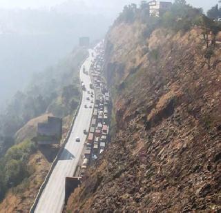 In Khandala Ghat, traffic restrictions for 7 hours | खंडाळा घाटात ७ तास वाहतूक कोंडी