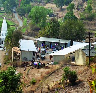 Another 15 temporary shelter sheds to Malinkar | माळीणकरांना आणखी १५ तात्पुरती निवारा शेड Another 15 temporary shelter sheds to Malinkar | माळीणकरांना आणखी १५ तात्पुरती निवारा शेड