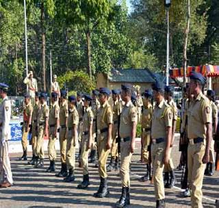 Police picks up, weapons for students | पोलीस कवायत, शस्त्रे ठरली विद्यार्थ्यांसाठी आकर्षण Police picks up, weapons for students | पोलीस कवायत, शस्त्रे ठरली विद्यार्थ्यांसाठी आकर्षण