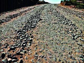 The pitiful state of Satgadari road; Repairs demand | हतगडबारी रस्त्याची दयनीय अवस्था; दुरुस्तीची मागणी