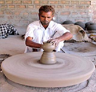 Powered by the modern wheels, pottery strengthens the business | आधुनिक चाकांमुळे कुंभार व्यवसायाला बळकटी Powered by the modern wheels, pottery strengthens the business | आधुनिक चाकांमुळे कुंभार व्यवसायाला बळकटी