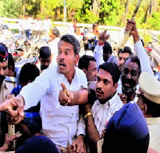 145 protesters arrested with Shetty | शेट्टींसह १४५ आंदोलकांना अटक 145 protesters arrested with Shetty | शेट्टींसह १४५ आंदोलकांना अटक