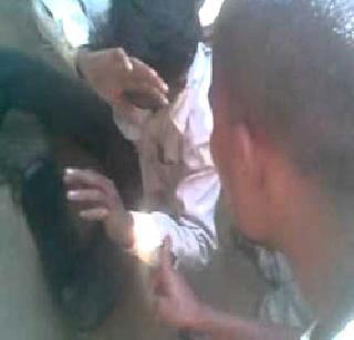Molested people chop, arrest | विनयभंग करणा-यास जमावाकडून चोप, अटक Molested people chop, arrest | विनयभंग करणा-यास जमावाकडून चोप, अटक