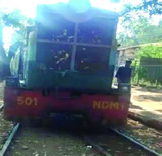 The mintrain engine again collapsed | मिनीट्रेनचे इंजीन पुन्हा घसरले The mintrain engine again collapsed | मिनीट्रेनचे इंजीन पुन्हा घसरले