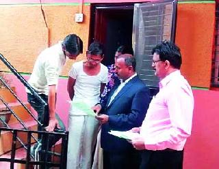 Commissioner's pensioners' wages | आयुक्त पेन्शनधारकांच्या दारी Commissioner's pensioners' wages | आयुक्त पेन्शनधारकांच्या दारी