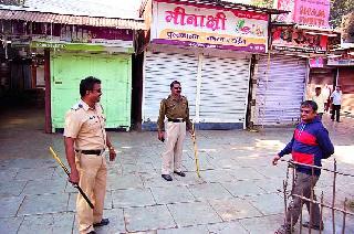 Police stopped Thane from Deolali camp | पोलीस ठाणे हल्ला निषेधार्थ देवळाली कॅम्पला बंद Police stopped Thane from Deolali camp | पोलीस ठाणे हल्ला निषेधार्थ देवळाली कॅम्पला बंद