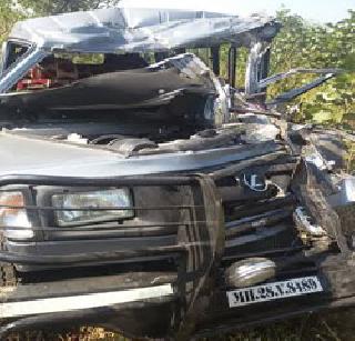 A crane ladder fell on the car near Amratanjan bridge and killed one | अमृतांजन पुलाजवळ क्रेनची शिडी कारवर पडून एक ठार A crane ladder fell on the car near Amratanjan bridge and killed one | अमृतांजन पुलाजवळ क्रेनची शिडी कारवर पडून एक ठार