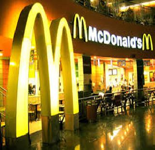 Muck drone movement in 'McDonald' in Pune! | पुण्यात ‘मॅकडॉनल्ड’वर चिखलफेक आंदोलन! Muck drone movement in 'McDonald' in Pune! | पुण्यात ‘मॅकडॉनल्ड’वर चिखलफेक आंदोलन!