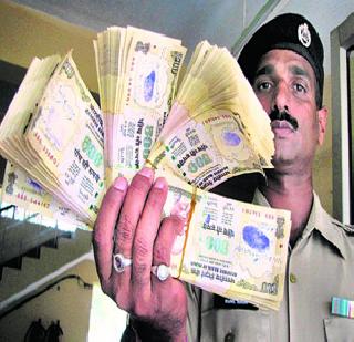 Three people were arrested when accepting the bribe | लाच स्वीकारताना तिघांना अटक