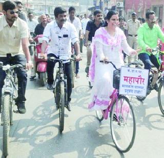 Mayor's bicycle ride for the environment | पर्यावरणासाठी महापौरांची सायकल स्वारी Mayor's bicycle ride for the environment | पर्यावरणासाठी महापौरांची सायकल स्वारी
