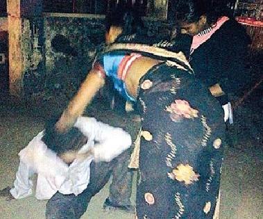 Ranaragini chopped to the victim | छेड काढणाऱ्याला रणरागिणींचा चोप Ranaragini chopped to the victim | छेड काढणाऱ्याला रणरागिणींचा चोप