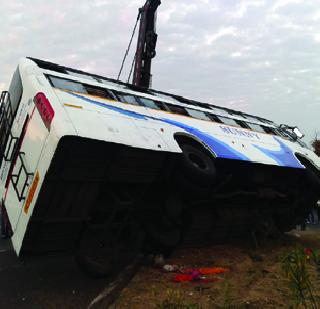 The luxury has overturned on the highway | महामार्गावर लक्झरी उलटली The luxury has overturned on the highway | महामार्गावर लक्झरी उलटली
