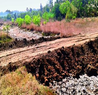 बिल्डरने बुजवले खाडीपात्र