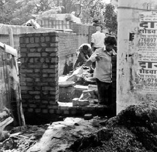 Construction of toilets in front of curtains in Bhairindar | भार्इंदरमध्ये पडद्याआडुन शौचालयाचे बांधकाम Construction of toilets in front of curtains in Bhairindar | भार्इंदरमध्ये पडद्याआडुन शौचालयाचे बांधकाम