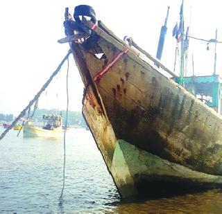 Fishermen are in the sea | मच्छिमार बोटीला समुद्रात धडक Fishermen are in the sea | मच्छिमार बोटीला समुद्रात धडक