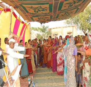 Pradhan women took the ideal village | आदर्श गावासाठी घेतली महिलांनी प्रतीज्ञा