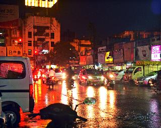 Heavy rains thundered the city | मुसळधार पावसाने शहराला झोडपले