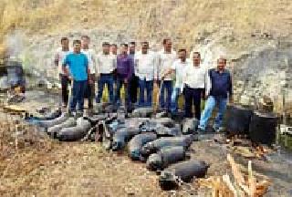 Pandharpur Shivaraya 11 ammunition factories destroyed! | पंढरी शिवारातील ११ दारु कारखाने उद्ध्वस्त! Pandharpur Shivaraya 11 ammunition factories destroyed! | पंढरी शिवारातील ११ दारु कारखाने उद्ध्वस्त!