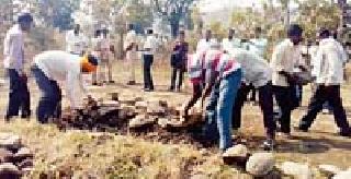 The dead body was taken out | पुरलेले प्रेत बाहेर काढले The dead body was taken out | पुरलेले प्रेत बाहेर काढले
