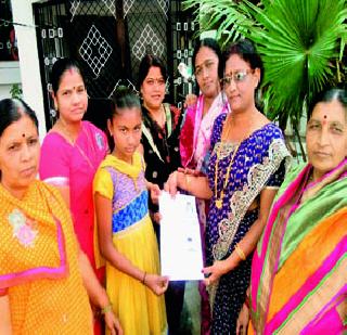 17 students get 'varieties' of education | १७ विद्यार्थिनींना शिक्षणाचे ‘वाण’ 17 students get 'varieties' of education | १७ विद्यार्थिनींना शिक्षणाचे ‘वाण’