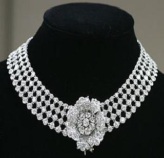 The discovery of a girl who has laced the diamond necklace | हिरेजडित नेकलेस लंपास करणाऱ्या मुलीचा शोध The discovery of a girl who has laced the diamond necklace | हिरेजडित नेकलेस लंपास करणाऱ्या मुलीचा शोध