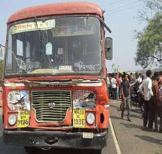 Bus collides with truck; 32 passengers injured | बसची ट्रकला धडक; ३२ प्रवाशी जखमी