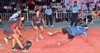 Start of state-level Kabaddi tournament in Shindevadi | शिंदेवाडीत राज्यस्तरीय कबड्डी स्पर्धेला प्रारंभ