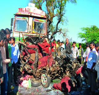 5 killed in a strange accident in Dhule | धुळ्यात विचित्र अपघातात ५ ठार 5 killed in a strange accident in Dhule | धुळ्यात विचित्र अपघातात ५ ठार
