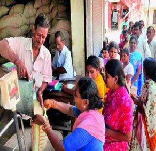 Black market in foodgrain distribution | अन्नधान्य वितरणात काळाबाजार माजला Black market in foodgrain distribution | अन्नधान्य वितरणात काळाबाजार माजला